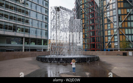 Tate Modern, Londres, Royaume-Uni. 9 juillet 2019. Olafur Eliasson : Dans la vraie vie est un rendez-vous incontournable depuis plus de 30 ans Sondage d'Eliasson la carrière. Avec plus de 40 œuvres - dont la plupart sont présentés au Royaume-Uni pour la première fois, cette exposition examine l'engagement de l'artiste avec quelques-uns des problèmes les plus urgents d'aujourd'hui, du changement climatique à la migration. Image : Cascade, 2019. Avec la permission de l'artiste ; neugerriemschnedier, Berlin ; Tanya Bonakdar Gallery, New York/Los Angeles. Credit : Malcolm Park/Alamy Live News. Banque D'Images