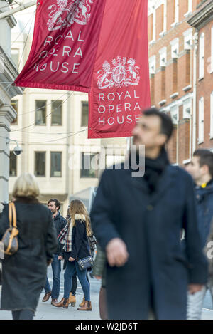 Bow Street, Londres, à nord avec le Royal Opera House et de l'affichage des bannières Banque D'Images
