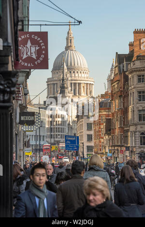 Fleet Street à l'Est, vers la Cathédrale St Paul Banque D'Images