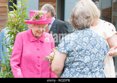 Cambridge, UK. 9 juillet 2019. La reine Elizabeth II visite Cambridge où Sa Majesté a commencé la journée au NIAB, (l'Institut national de botanique agricole), Parc Ferme. 9 juillet 2019. Credit : matrice/MediaPunch ***Pour les Etats-Unis uniquement*** REF : 192477 TCT : MediaPunch Crédit Inc/Alamy Live News Banque D'Images