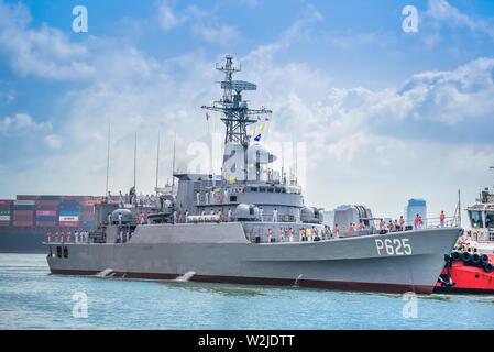 Colombo. 09 juillet 2019. La Chine-frégate doué 'P625' pour la marine sri-lankaise arrive dans le port de Colombo, Sri Lanka, le 8 juillet 2019. La Chine-frégate doué 'P625' pour la marine sri-lankaise est arrivé au port de Colombo Sri Lanka le lundi matin. Source : Xinhua/Alamy Live News Banque D'Images