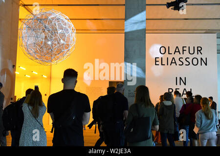 Tate Modern, Londres, Royaume-Uni. 9 juillet 2019. Olafur Eliasson, 2014 particules Stardust à Olafur Eliasson, dans la vie réelle de l'exposition. Seize ans depuis son installation le projet soleil météo ébloui plus de 2 millions de visiteurs dans la Turbine Hall de la Tate Modern, Danish-Icelandic artiste présente la plus grande enquête de sa carrière jusqu'à présent, dans la vie réelle, une vitrine des nouvelles installations immersives, enquête sur un rendez-vous incontournable depuis plus de 30 ans de carrière, Olafur Eliasson, au Tate Modern de Londres, UK - 9 Juillet 2019 Crédit : Nils Jorgensen/Alamy Live News Banque D'Images