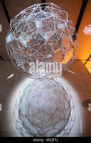 Tate Modern, Londres, Royaume-Uni. 9 juillet 2019. Olafur Eliasson : Dans la vraie vie est un rendez-vous incontournable depuis plus de 30 ans Sondage d'Eliasson la carrière. Avec plus de 40 œuvres - dont la plupart sont présentés au Royaume-Uni pour la première fois, cette exposition examine l'engagement de l'artiste avec quelques-uns des problèmes les plus urgents d'aujourd'hui, du changement climatique à la migration. Image : Stardust, 2014 particules. Tate. Credit : Malcolm Park/Alamy Live News. Banque D'Images