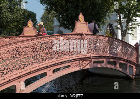 Khlong (canal) pont à la Temple de marbre de Bangkok Banque D'Images