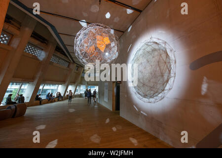 Tate Modern, Londres, Royaume-Uni. 9 juillet 2019. Olafur Eliasson : Dans la vraie vie est un rendez-vous incontournable depuis plus de 30 ans Sondage d'Eliasson la carrière. Avec plus de 40 œuvres - dont la plupart sont présentés au Royaume-Uni pour la première fois, cette exposition examine l'engagement de l'artiste avec quelques-uns des problèmes les plus urgents d'aujourd'hui, du changement climatique à la migration. Image : Stardust, 2014 particules. Tate. Credit : Malcolm Park/Alamy Live News. Banque D'Images