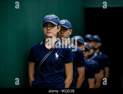 Les garçons et les filles à attendre côté cour au jour 8 des championnats de Wimbledon à l'All England Lawn Tennis et croquet Club, Wimbledon. Banque D'Images