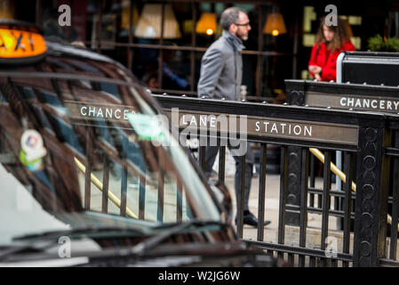 Entrée de la station de métro Chancery Lane à partir de la rue animée Banque D'Images