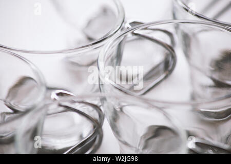 Extreme Close up tasse à café en verre avec poignée en métal sur fond blanc. Concept de fond minimal. Banque D'Images