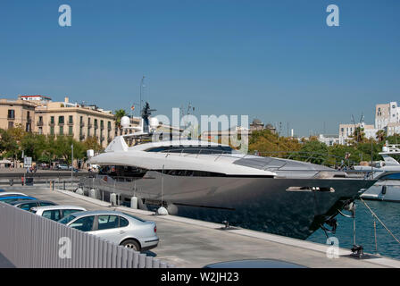 Yacht à moteur de luxe Peri 37 Hakuna Matata Port Vell de Barcelone Espagne sur tribord avant de Dixon Yacht Design Peri Yachts turques de luxe de 38 mètres de supe Banque D'Images