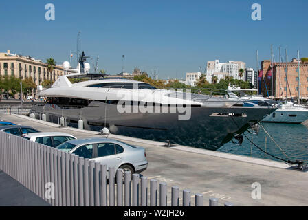 Yacht à moteur de luxe Peri 37 Hakuna Matata Port Vell de Barcelone Espagne sur tribord avant de Dixon Yacht Design Peri Yachts turques de luxe de 38 mètres de supe Banque D'Images