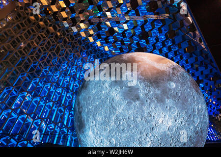 Musée de la Lune, pièce d'art, artiste d'installation par Luke Jerram au cours de l'hiver Fête des Lumières, Harpa, Reykjavik, Islande. Banque D'Images