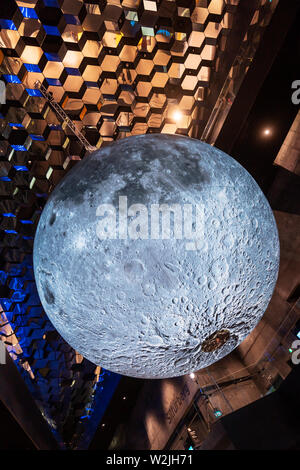 Musée de la Lune, pièce d'art, artiste d'installation par Luke Jerram au cours de l'hiver Fête des Lumières, Harpa, Reykjavik, Islande. Banque D'Images