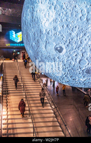 Musée de la Lune, pièce d'art, artiste d'installation par Luke Jerram au cours de l'hiver Fête des Lumières, Harpa, Reykjavik, Islande. Banque D'Images