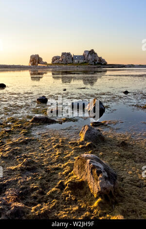 Coucher du soleil à Castel Meur, Plougrescant, Côtes-d'Armor, Bretagne, France, Europe. Banque D'Images