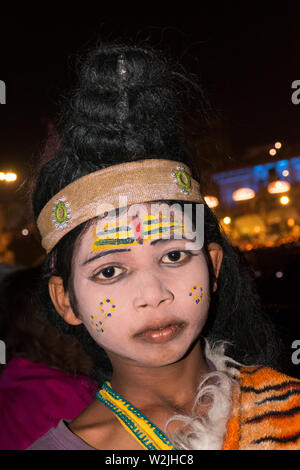 Une jeune fille indienne hindoue dans le maquillage exprimant la croyance en Dieu Seigneur Shiva ia la ville sainte de Varanasi sur le Gange au Rajasthan en Inde. Banque D'Images