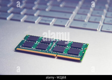 RAM SODIMM DDR3 module de carte mémoire dans l'ordinateur portable noir libre Banque D'Images