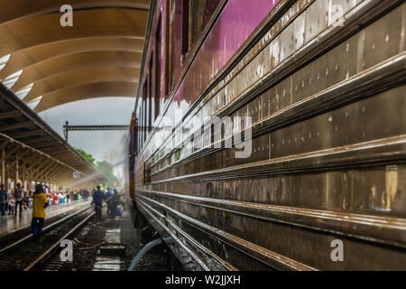 Bangkok, Thaïlande - jun 29, 2019 : le personnel de nettoyage pendant le nettoyage du train à la gare de Bangkok ou Hua Lamphong Railway Station est la principale rai Banque D'Images