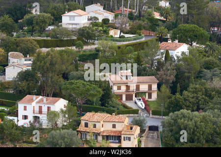 Maisons sur la pente de la montagne dans le Mandelieu-La Napoule, Côte d'Azur, France Banque D'Images