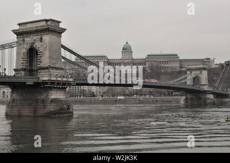 Une vue sur le pont des chaînes Széchenyi Lanczhid et le Palais Royal de Château de Buda, prises à partir de la partie Pest du Danube. Banque D'Images