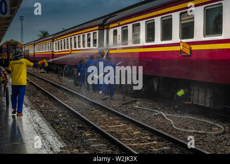 Bangkok, Thaïlande - jun 29, 2019 : le personnel de nettoyage pendant le nettoyage du train à la gare de Bangkok ou Hua Lamphong Railway Station est la principale rai Banque D'Images