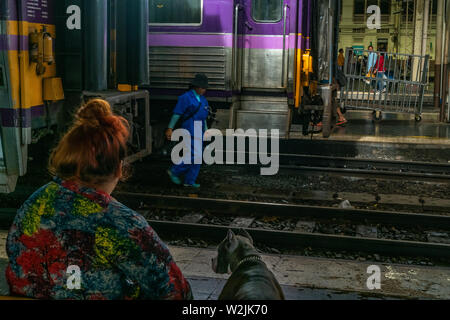 Bangkok, Thaïlande - jun 29, 2019 : La femme et son chien il est en train à la gare Hua Lamphong ou Hua Lamphong Station est la principale gare ferroviaire Banque D'Images