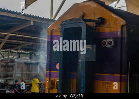 Bangkok, Thaïlande - jun 29, 2019 : le personnel de nettoyage pendant le nettoyage du train à la gare de Bangkok ou Hua Lamphong Railway Station est la principale rai Banque D'Images