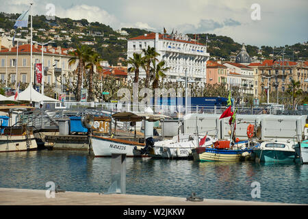 Cannes, France - 04 Avril 2019 : Avis sur les bateaux dans le vieux port et l'Hôtel Splendid Cannes Banque D'Images