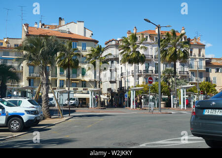 Cannes, France - 04 Avril 2019 : vue sur square Place Bernard Cornut avec Banque D'Images