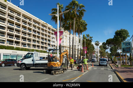 Cannes, France - 04 Avril 2019 : Belle architecture sur le Boulevard de la Croisette. Il y a la mer sur la droite. Banque D'Images