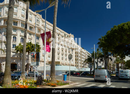 Cannes, France - 04 Avril 2019 : Magnifique hôtel Miramar sur le Boulevard de la Croisette. Il y a la mer sur la droite. Banque D'Images