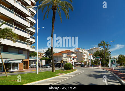 Cannes, France - 04 Avril 2019 : Belle architecture sur le Boulevard de la Croisette. Il y a la mer sur la droite. Banque D'Images