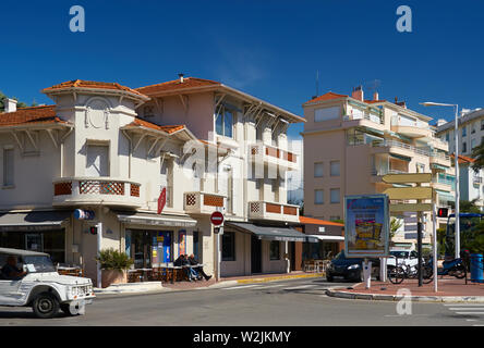 Cannes, France - 04 Avril 2019 : Belle architecture sur le Boulevard de la Croisette. Banque D'Images