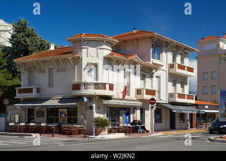 Cannes, France - 04 Avril 2019 : Belle architecture sur le Boulevard de la Croisette. Banque D'Images