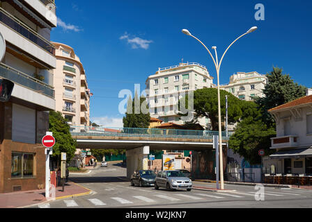 Cannes, France - 04 Avril 2019 : Belle architecture sur le Boulevard de la Croisette. Banque D'Images