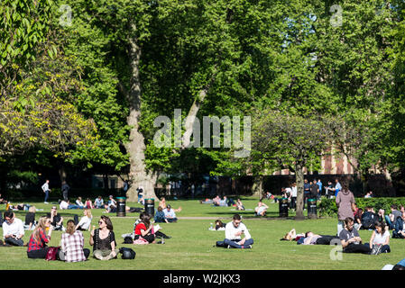 Occupé à Lincoln's Inn Fields à Londres dans l'heure d'été Banque D'Images