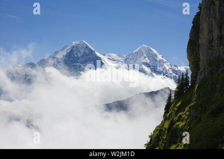 Le grand côté de l'Gumihorn avec les sommets enneigés de l'Eiger et le Mönch à travers le nuage, la vallée remplie de Schynige Platte, Suisse Banque D'Images