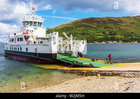 Cycliste du débarquement l'hôtel Caledonian MacBrayne ferry dans la cale près de Lochranza, Isle of Arran, près de Newton Point sur le Firth of Clyde, Arran, Banque D'Images