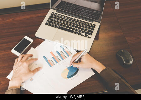 Portrait du papier et en utilisant un ordinateur portable sur la table. Idée de démarrage d'entreprise créative. Banque D'Images