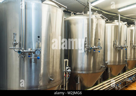 Lignes de réservoirs métalliques dans la brasserie moderne. Espace de vente avec les installations de la brasserie. Processus de brewage Manufacturable. Mode de production de bière. L'industrie Banque D'Images