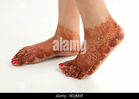 Femme indienne pieds décorés de mehendi Banque D'Images