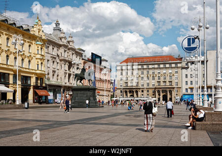 Trg Bana Jelacica ; place centrale ; 19e siècle ; vieux bâtiments, paysage urbain, les gens, Zagreb, Croatie, Europe, l'été, horizontal Banque D'Images