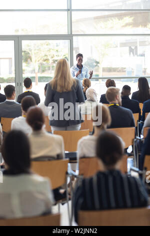 Young African American businesswoman faisant discours et répondre aux questions dans la salle de conférence Banque D'Images