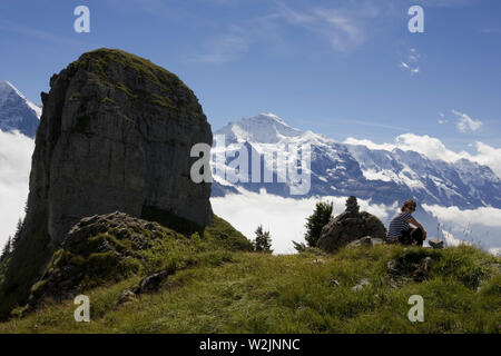 Repos Randonneur au sommet de daube sur Schynige Platte, Oberland Bernois, Suisse : Gumihorn en premier plan ; au-delà de la Jungfrau : MODÈLE libéré Banque D'Images