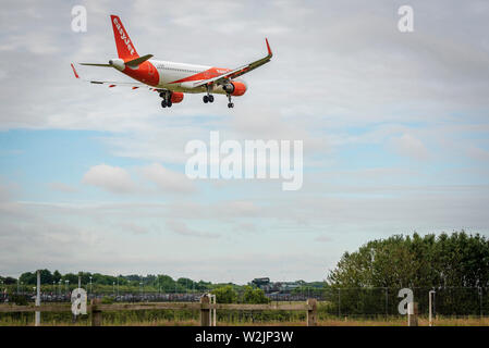 Easjet atterrissage Airbus à l'aéroport de Manchester Banque D'Images