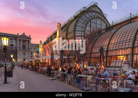 L'art nouveau et Schmetterlinghaus Palmenhaus à Vienne, en Autriche, au crépuscule, avec un beau ciel Banque D'Images