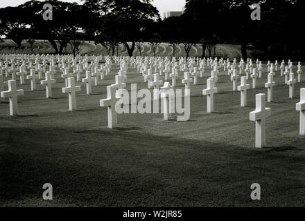 Étoile de David tombe de la croix chrétienne dans le cimetière de guerre ManilaAmerican et Memorial à Bonifacio Global City à Manille aux Philippines. 2 Banque D'Images