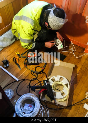 L'installation de fibre optique haute vitesse dans un appartement, Lyon, France Banque D'Images