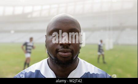 African American male rugby player standing in stadium Banque D'Images