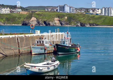 Petits bateaux de pêche amarrés dans le port de Port Erin, Île de Man Banque D'Images