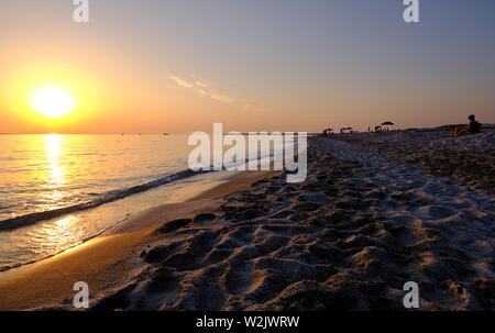 Dernier coucher de soleil sur sarde Mari Ermi mer, Oristano, Oristano, Sardaigne Banque D'Images